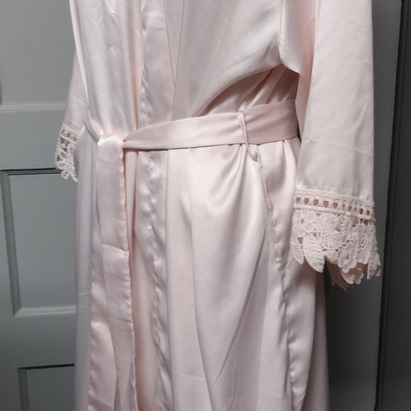 Light Pink Silky Soft Robe w/Tie Belt Closure & Extra Interior Tie Strings Lace - Picture 5 of 9